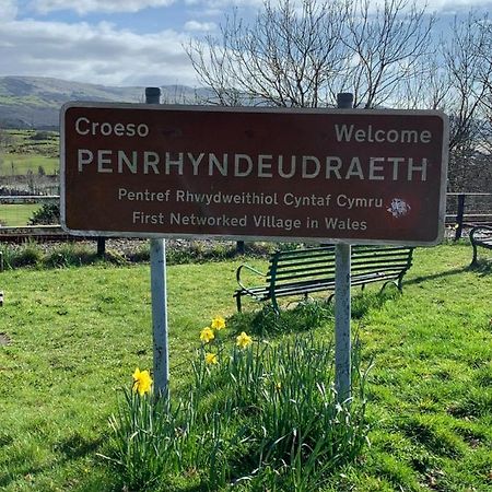 Snowdonia Rock Cottage - Cosy And Pet Friendly Penrhyndeudreath Εξωτερικό φωτογραφία