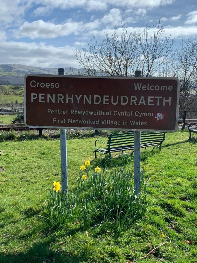Snowdonia Rock Cottage - Cosy And Pet Friendly Penrhyndeudreath Εξωτερικό φωτογραφία